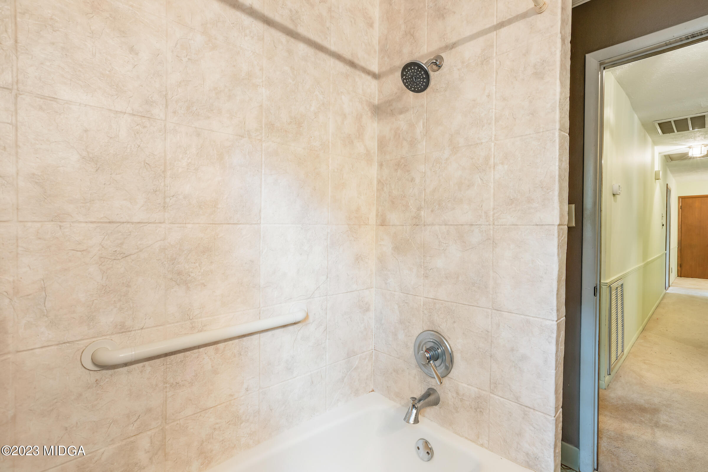200 Gunters Mill Road Byron, GA 31008 - Photo 17 of 44 a bathroom with a tub