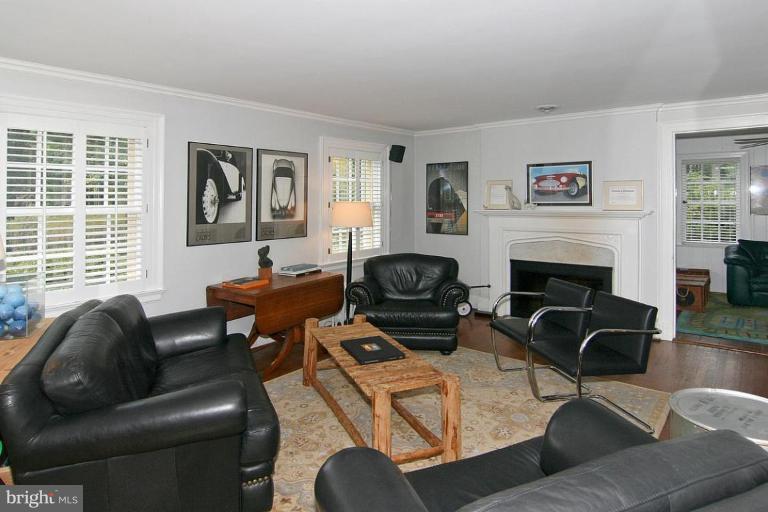 5201 Springlake Way Baltimore, MD 21212 - Photo 5 of 16 Living Room