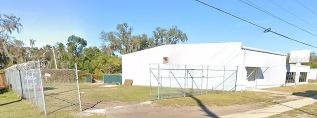 a view of a backyard