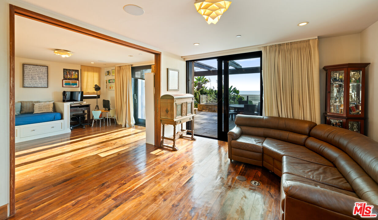 964 Palisades Beach Road Santa Monica, CA 90403 - Photo 32 of 58