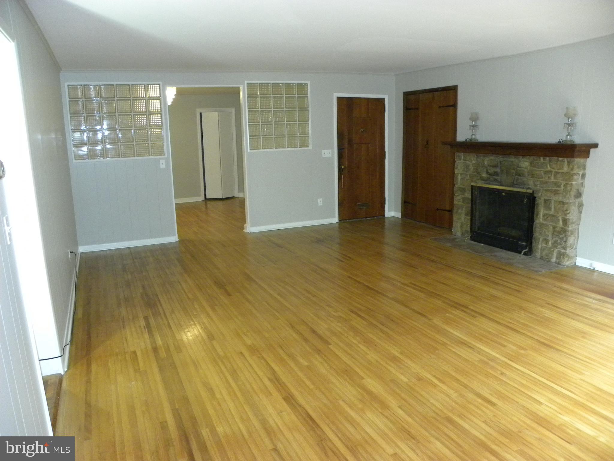 3511 Cloverfield Road Harrisburg, PA 17109 - Photo 13 of 24 Large Living Room w/hardwood floor