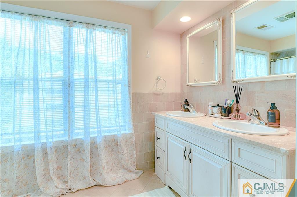 211 Raintree Court, Unit 211 Helmetta, NJ 08828 - Photo 21 of 38
