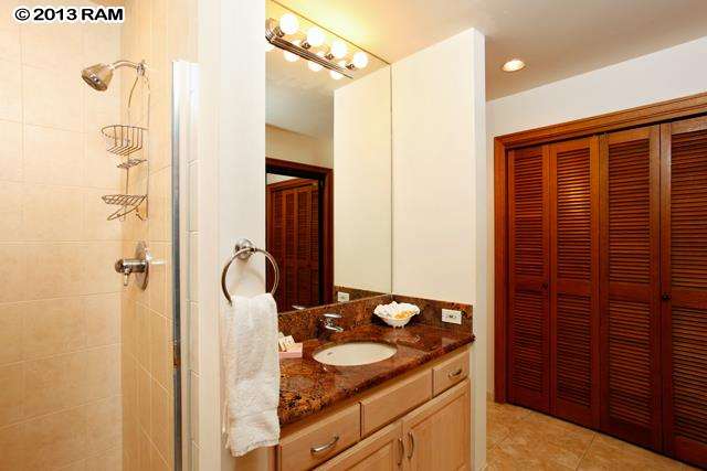 100 Ridge Road, Unit 2914 Lahaina, HI 96761 - Photo 14 of 24 a bathroom with a sink and a mirror