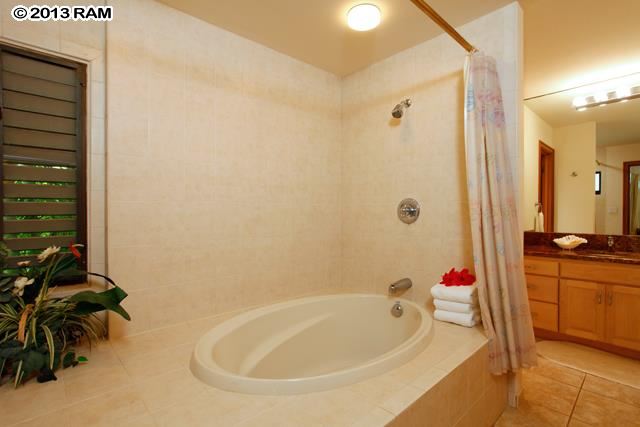100 Ridge Road, Unit 2914 Lahaina, HI 96761 - Photo 15 of 24 a bathroom with a tub sink and mirror