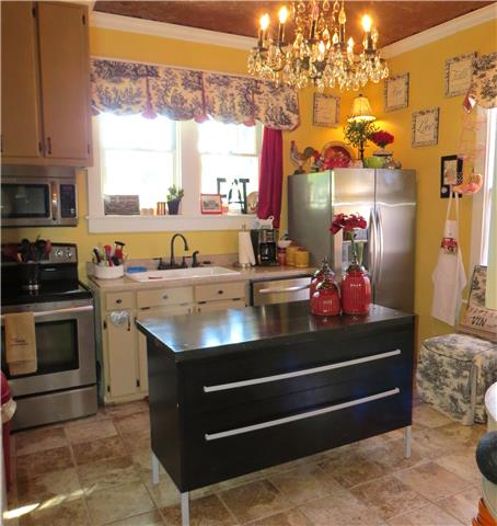 608 5th Avenue West Springfield, TN 37172 - Photo 10 of 19 Adorable Kitchen