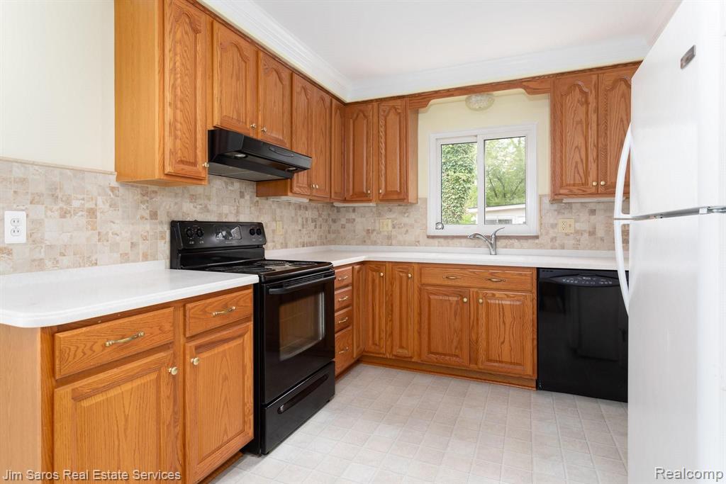 1144 Hampton Road Grosse Pointe Woods, MI 48236 - Photo 3 of 19