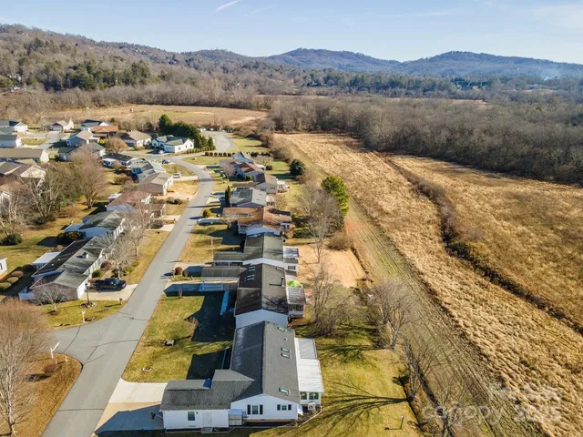 $289,900 | 428 Riverwind Drive, Hendersonville, NC 28739