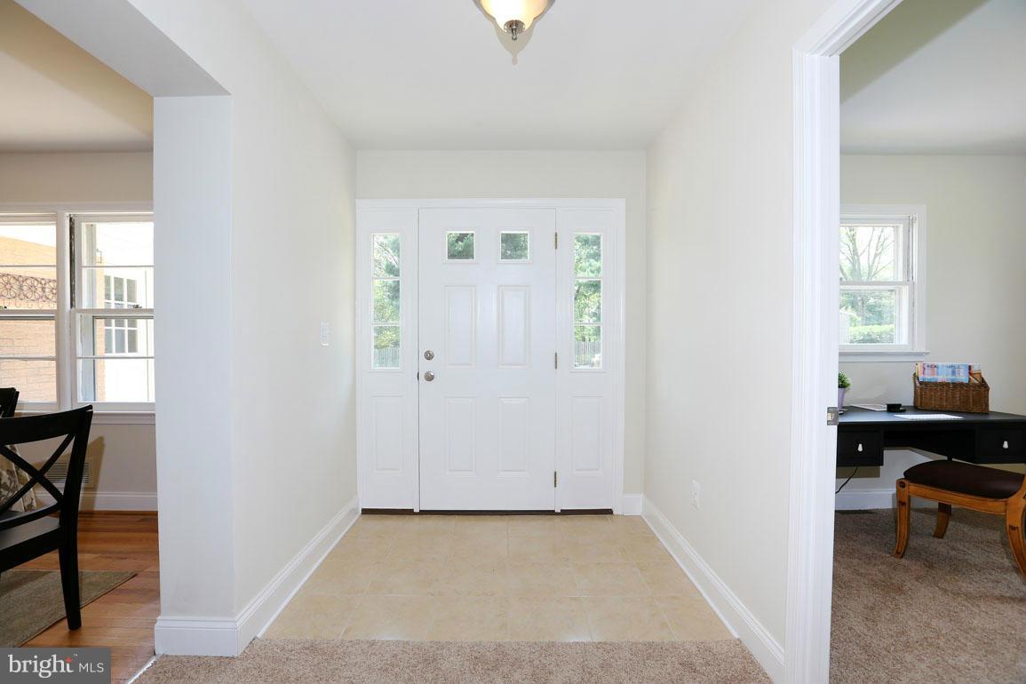 911 Ednor Road Silver Spring, MD 20905 - Photo 6 of 30 Foyer