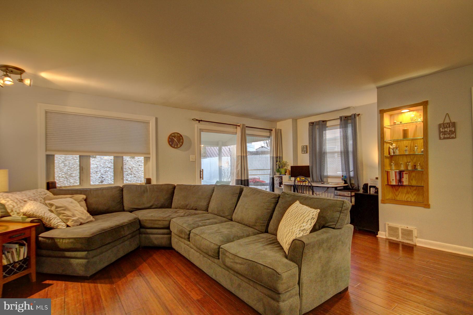 12012 Millbrook Road Philadelphia, PA 19154 - Photo 4 of 29 Living Room