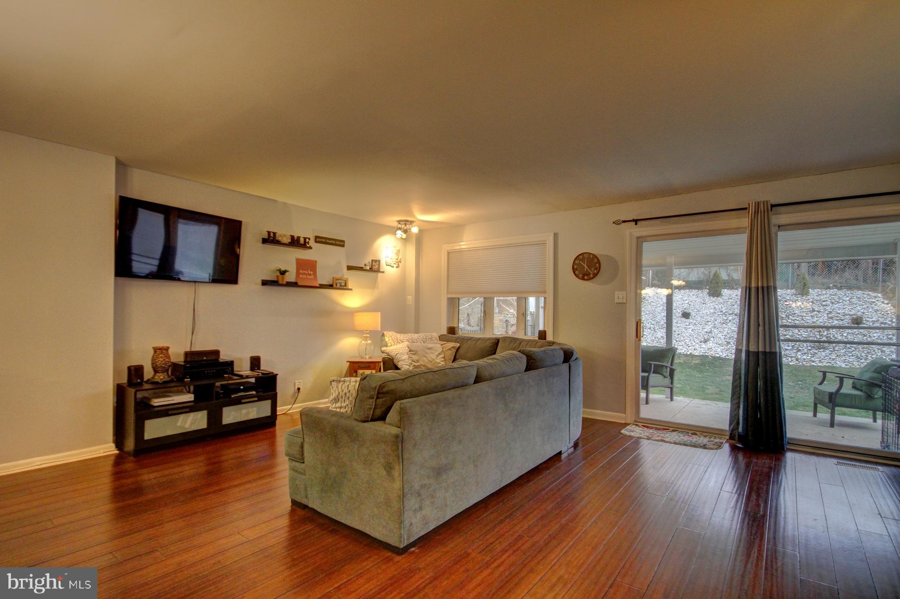 12012 Millbrook Road Philadelphia, PA 19154 - Photo 5 of 29 Living Room
