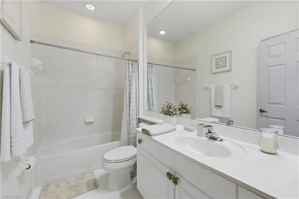 $2,500 | 2150 Aberdeen Lane, Unit 202, Naples, FL 34109