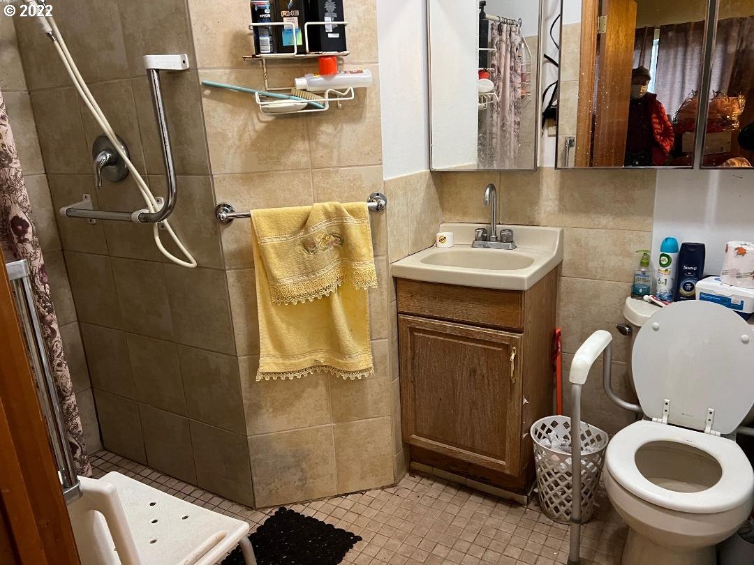 5615 Southwest Pendleton Street Portland, OR 97221 - Photo 9 of 13 Bathroom