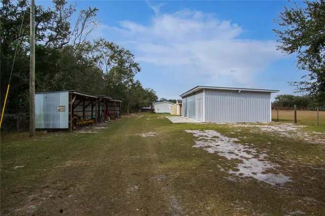 a view of a house with backyard and garden