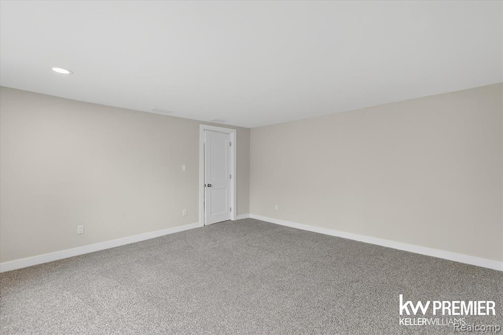 5658 Crescent Road Waterford, MI 48327 - Photo 30 of 40 Gallery Image 30