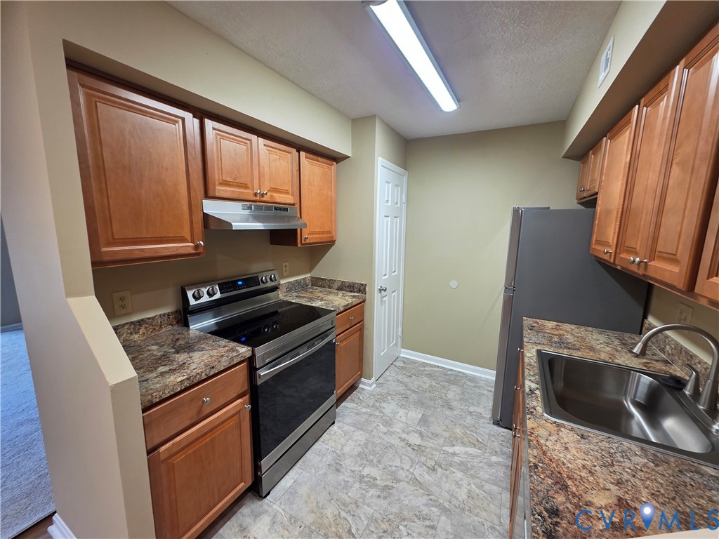 4003 Governors Square, Unit 8 Williamsburg, VA 23188 - Photo 8 of 27 a kitchen with granite countertop a sink stove and refrigerator