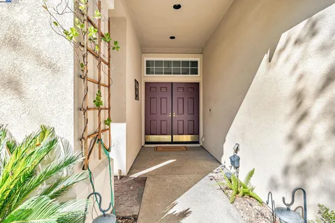 a view of entryway with interior