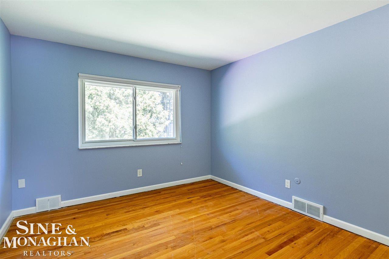 988 Canterbury Road Grosse Pointe, MI 48236 - Photo 16 of 25 50074640-15.JPG