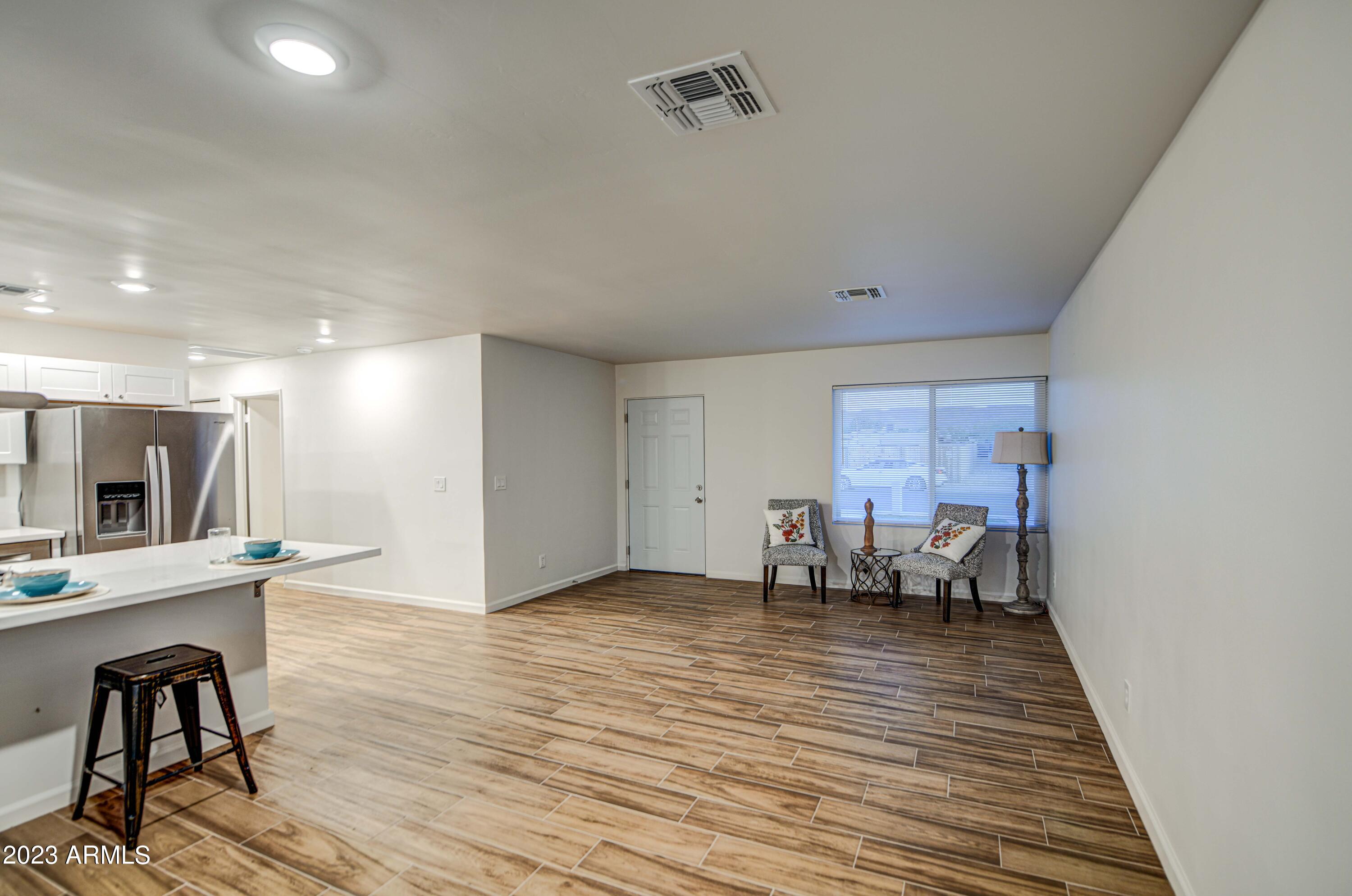 1302 East Pecan Road Phoenix, AZ 85040 - Photo 6 of 37 Lving Room 1