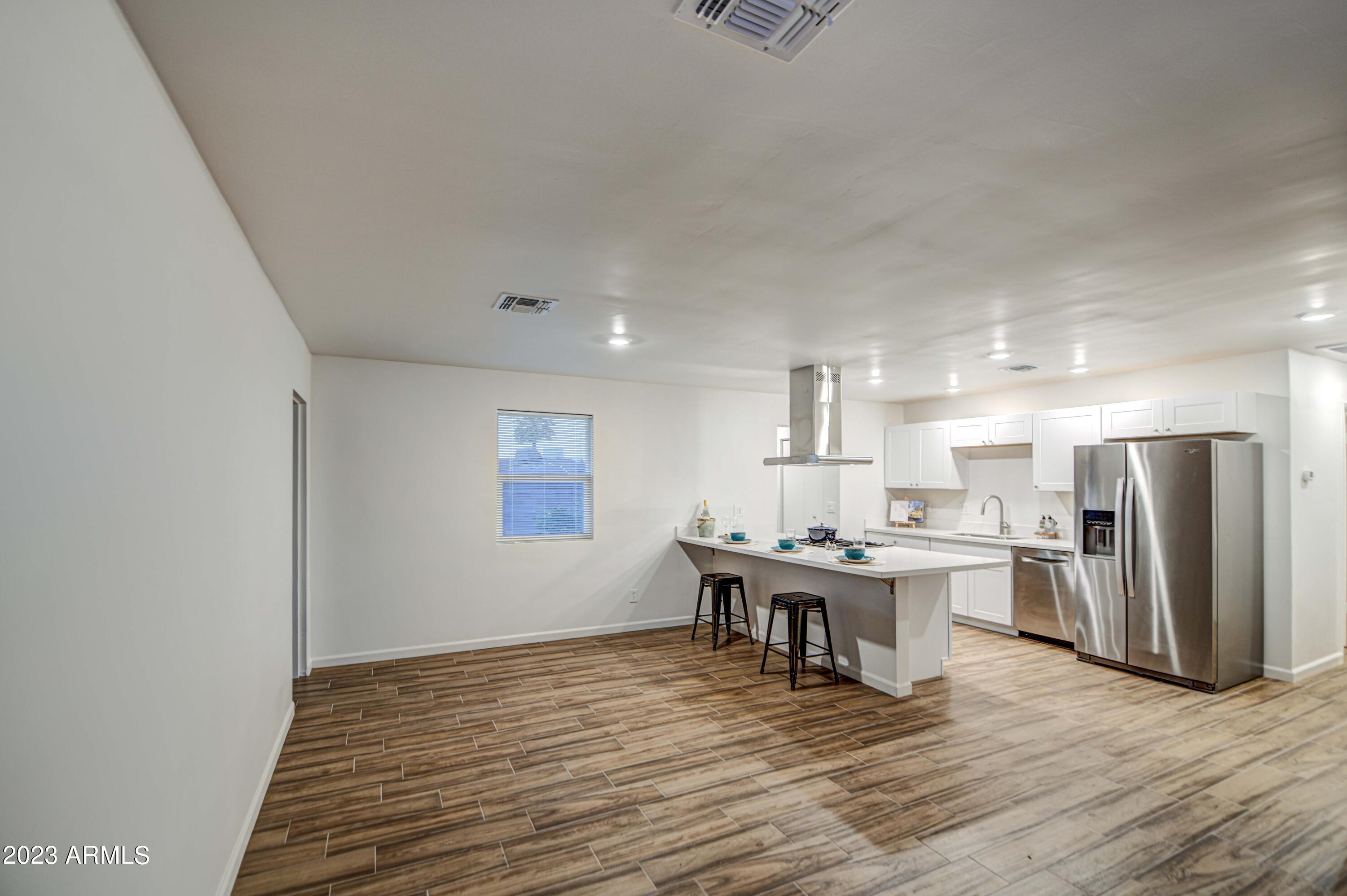 1302 East Pecan Road Phoenix, AZ 85040 - Photo 8 of 37 Lving Room 3