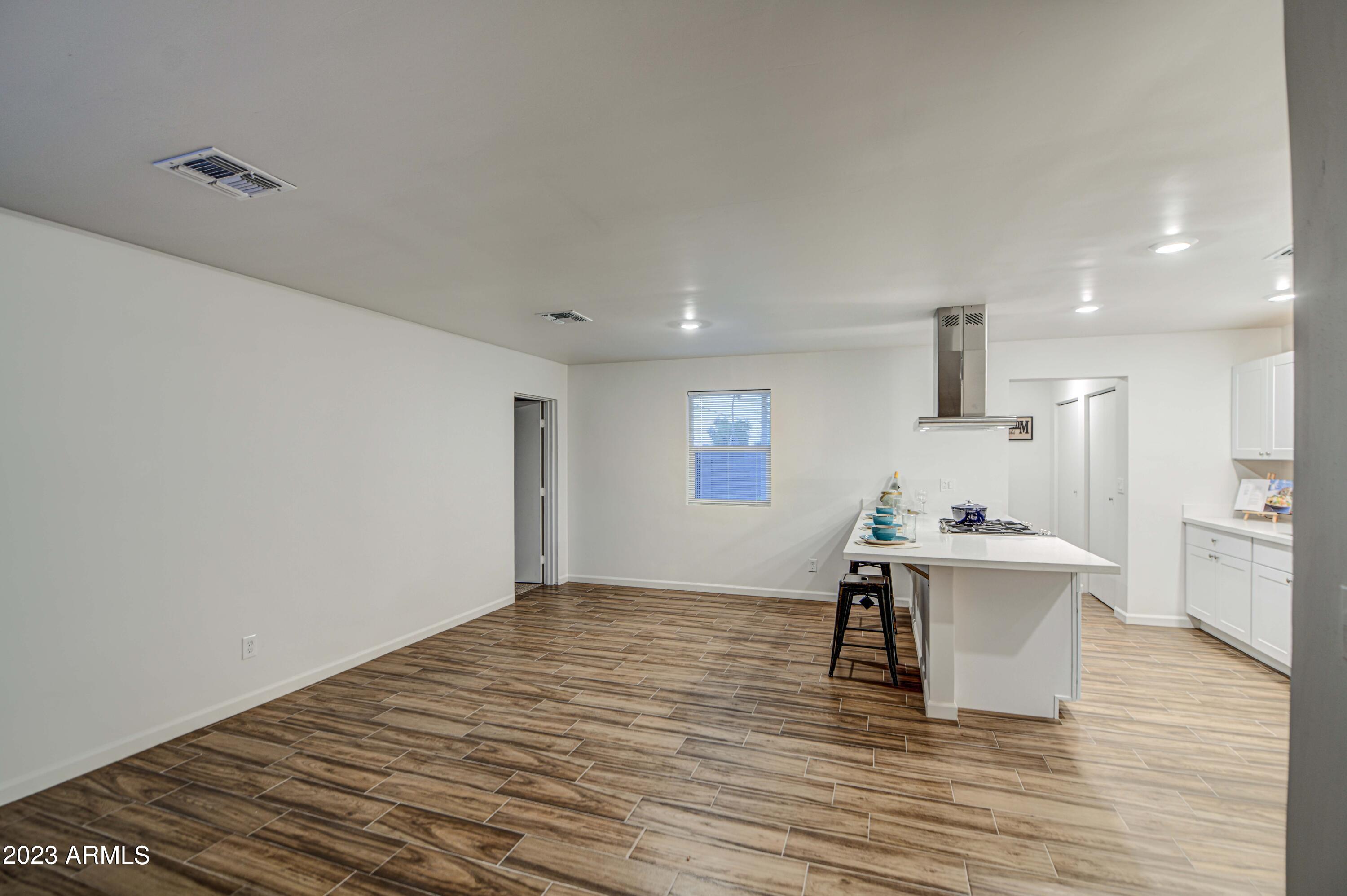 1302 East Pecan Road Phoenix, AZ 85040 - Photo 9 of 37 Lving Room 4
