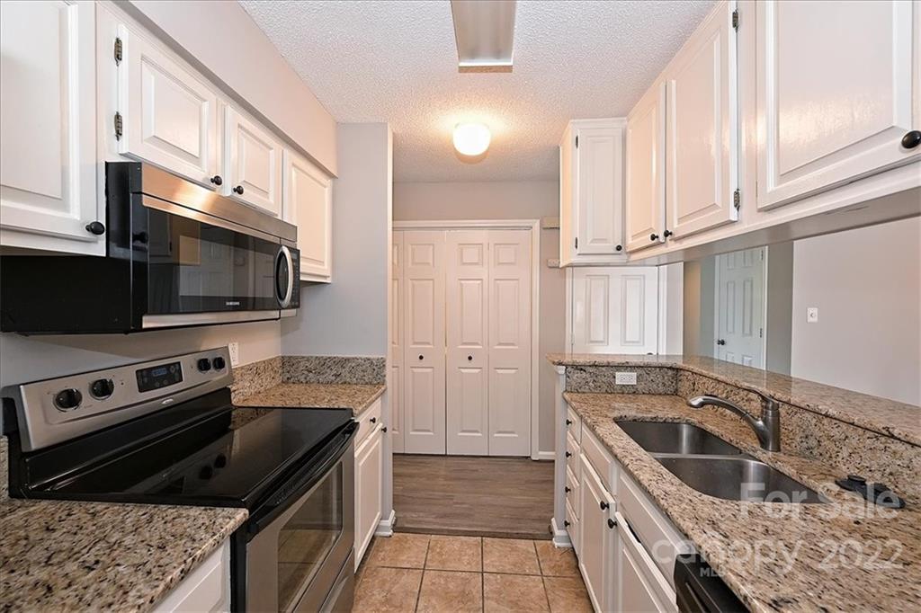 226 Queens Road, Unit 78 Charlotte, NC 28204 - Photo 14 of 32 a kitchen that has a sink and a stove