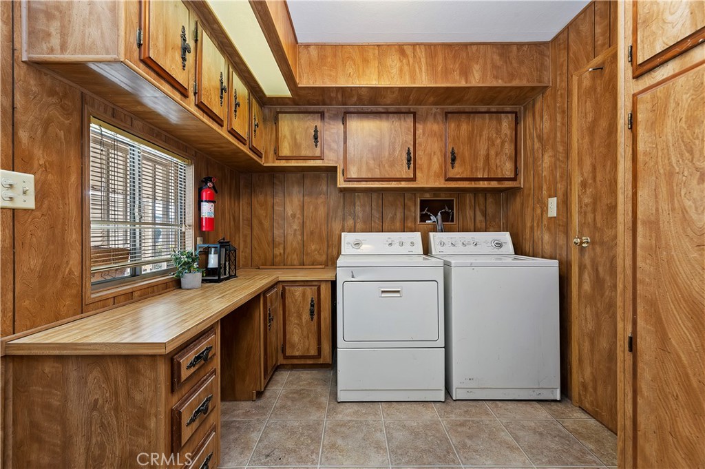 1630 Sonora Drive Hemet, CA 92543 - Photo 17 of 22 a utility room with dryer and washer