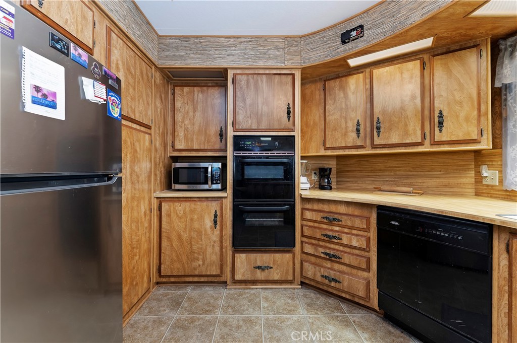 1630 Sonora Drive Hemet, CA 92543 - Photo 9 of 22 a kitchen with stainless steel appliances granite countertop a refrigerator and a stove