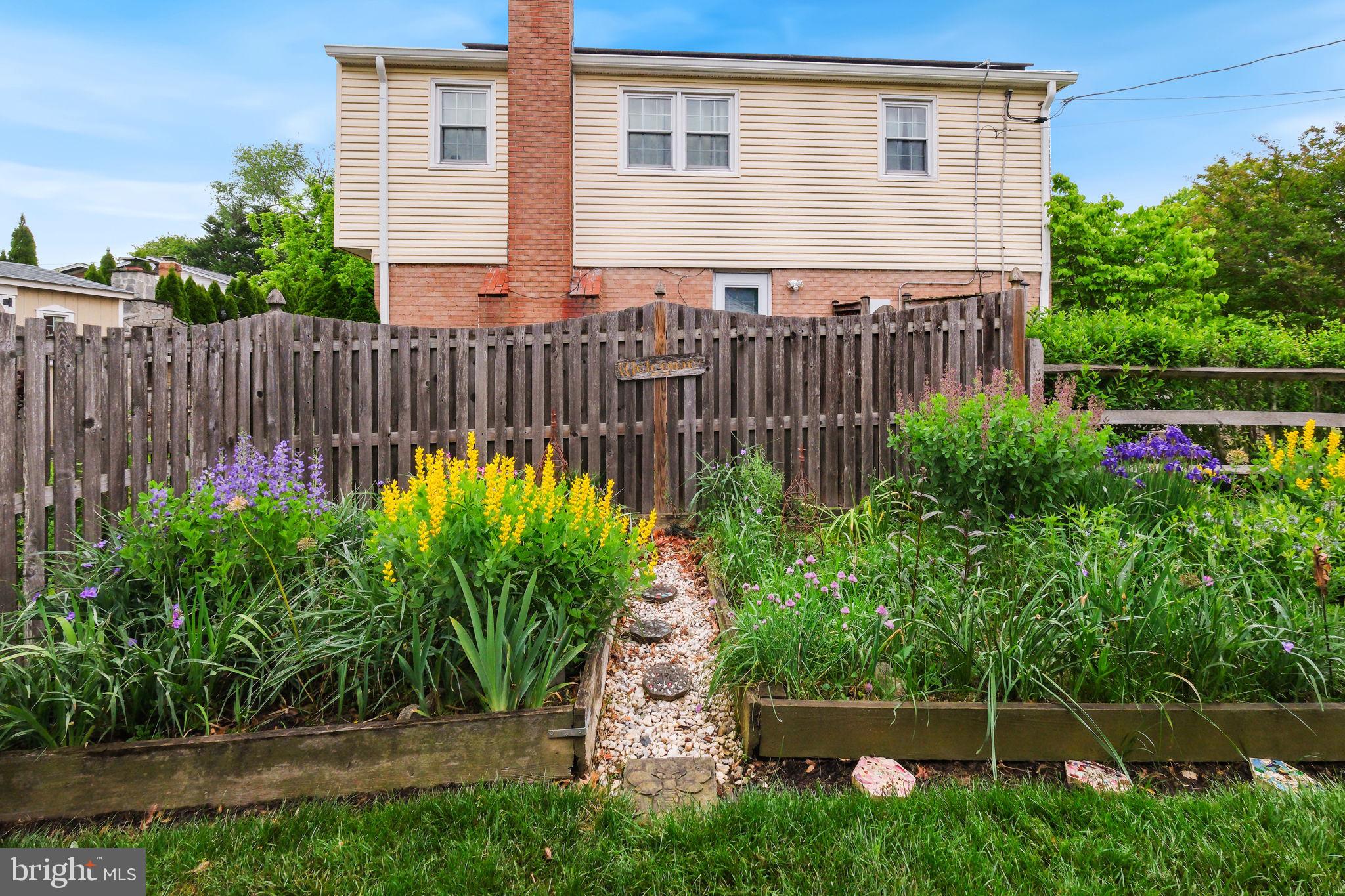 8815 Postoak Road Potomac, MD 20854 - Photo 4 of 45 Garden Beds