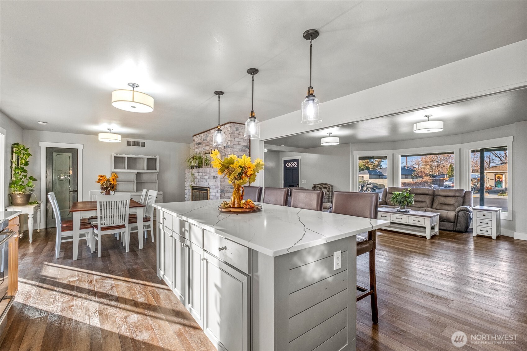 608 H Street Southeast Quincy, WA 98848 - Photo 11 of 32 an open kitchen with a table and chairs