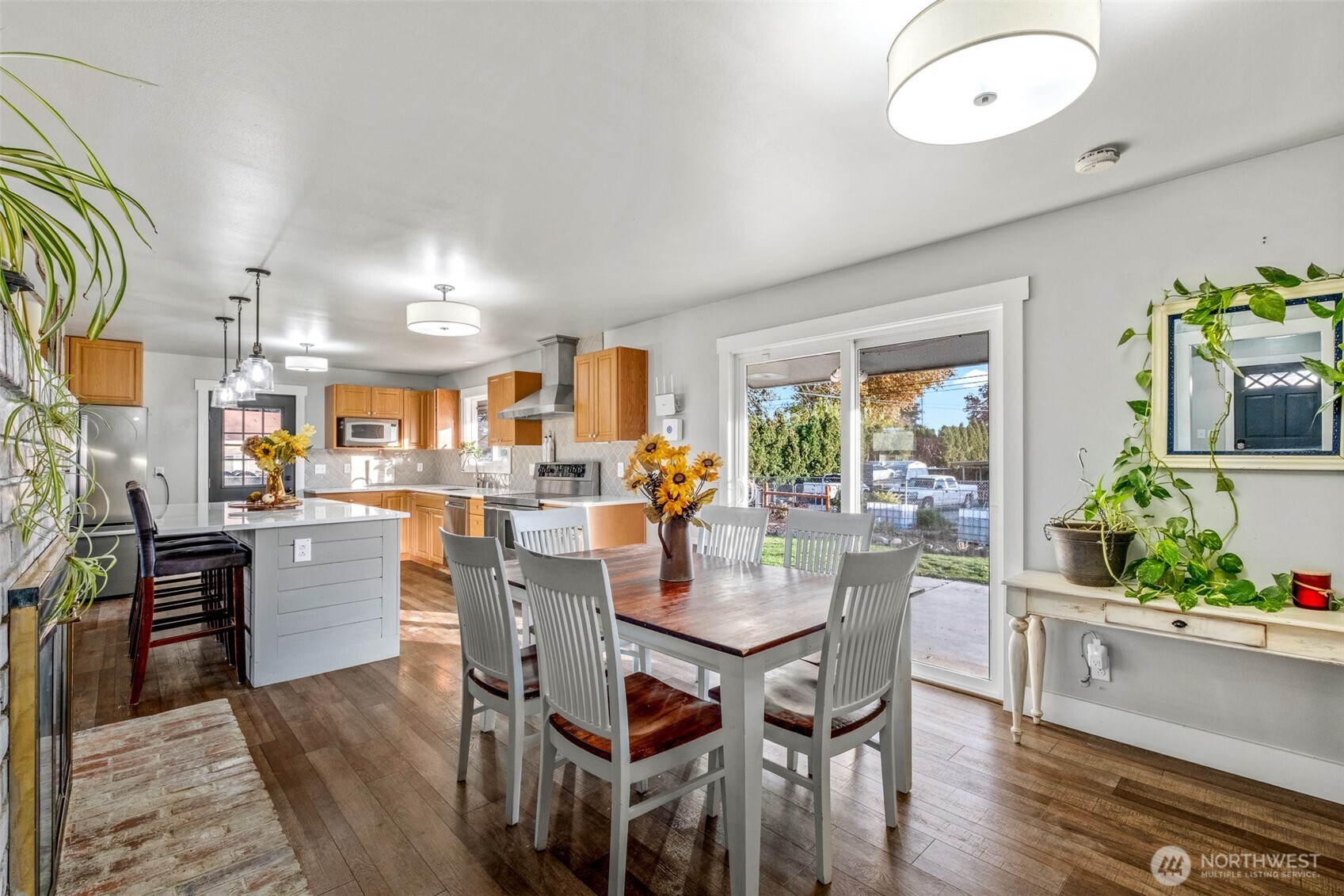608 H Street Southeast Quincy, WA 98848 - Photo 15 of 32 a dining room with furniture and wooden floor