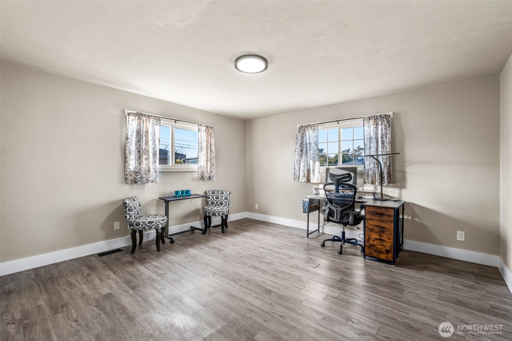 608 H Street Southeast Quincy, WA 98848 - Photo 19 of 32 a living room with furniture and a window