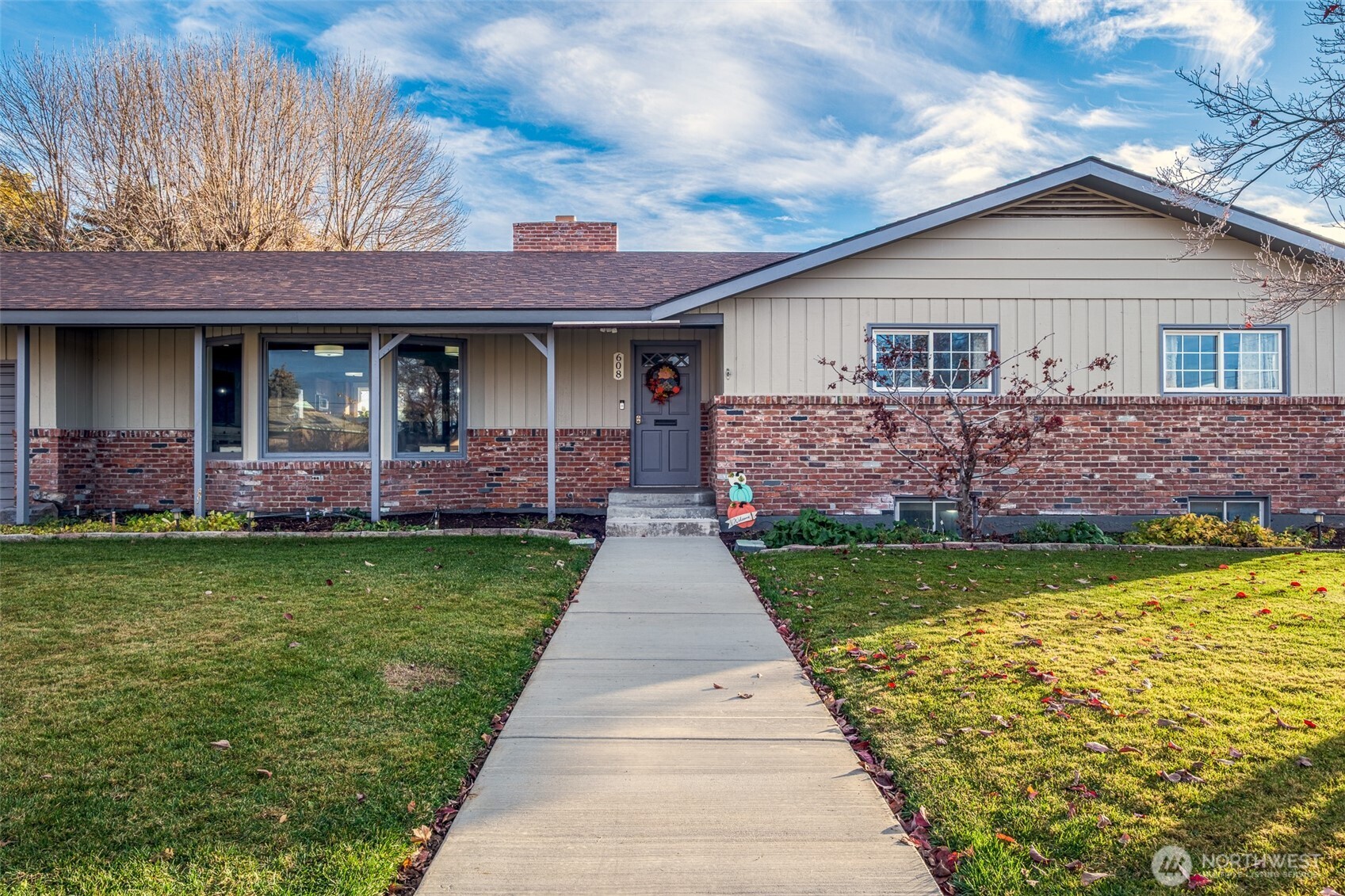 608 H Street Southeast Quincy, WA 98848 - Photo 2 of 32 a front view of a house with a garden and plants