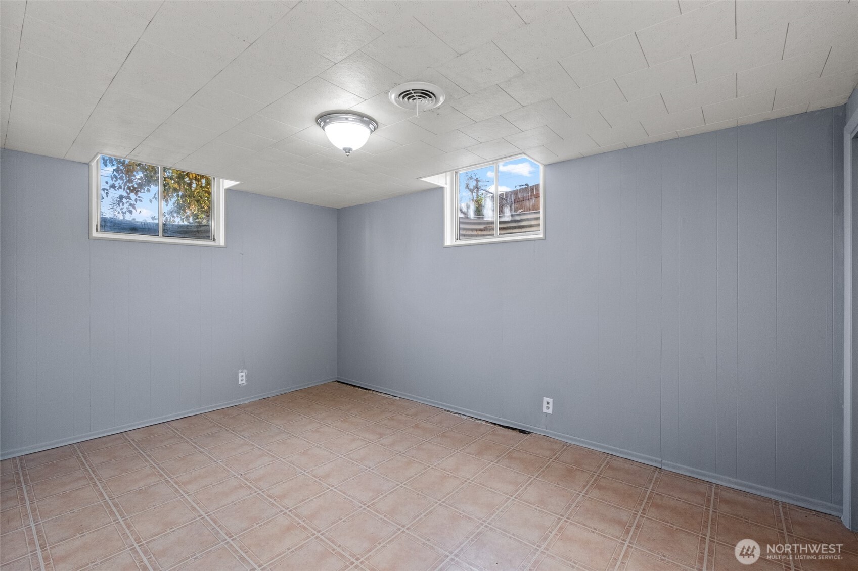 608 H Street Southeast Quincy, WA 98848 - Photo 22 of 32 an empty room with a workbench