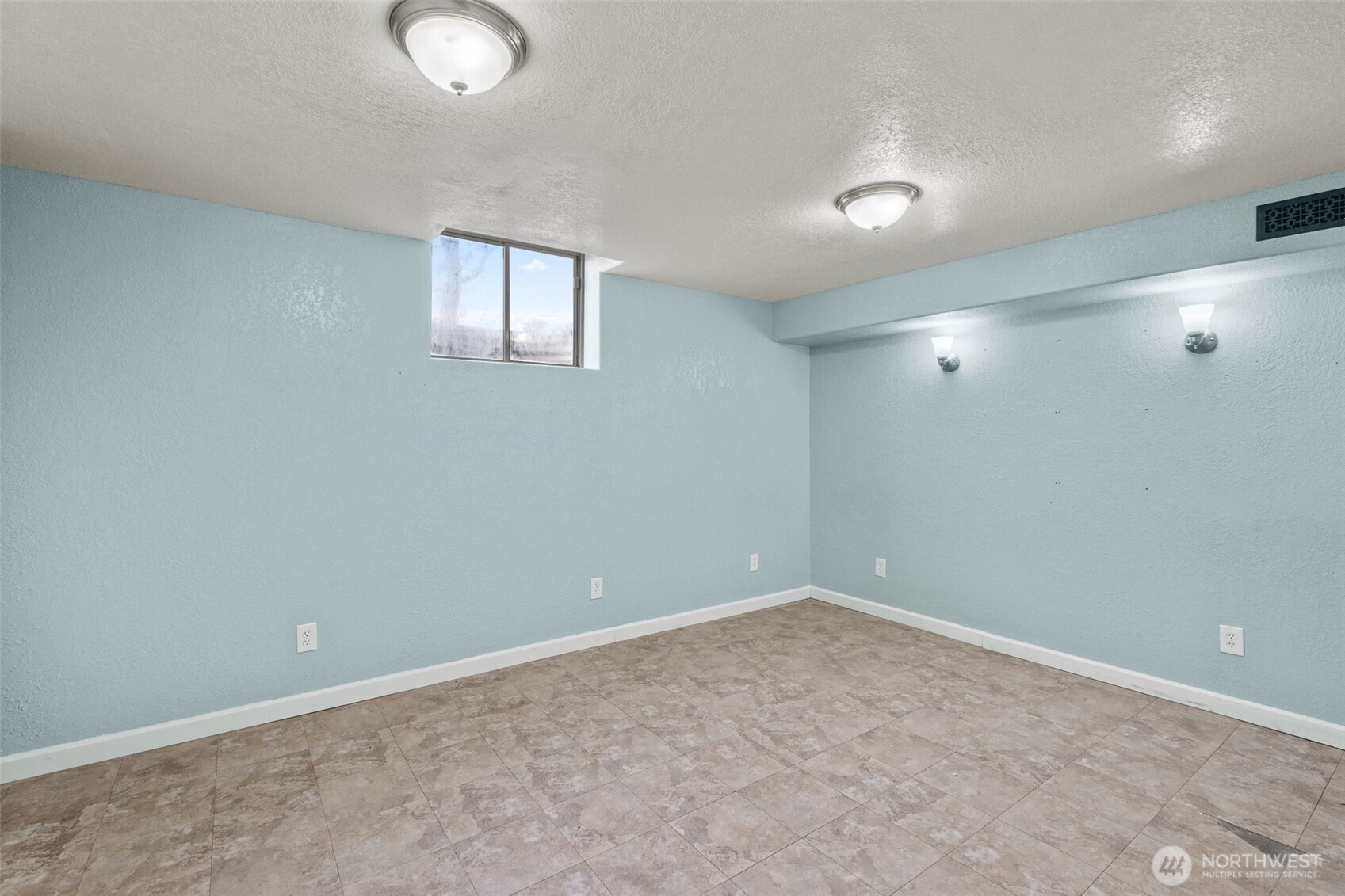 608 H Street Southeast Quincy, WA 98848 - Photo 23 of 32 an empty room with a window
