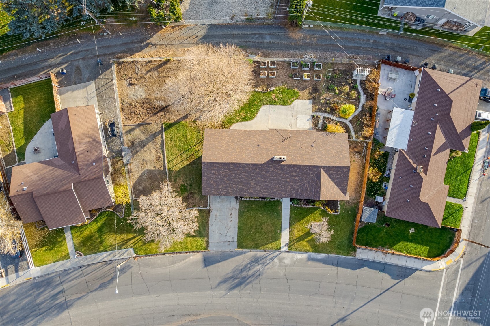 608 H Street Southeast Quincy, WA 98848 - Photo 31 of 32 an aerial view of multiple houses with a yard