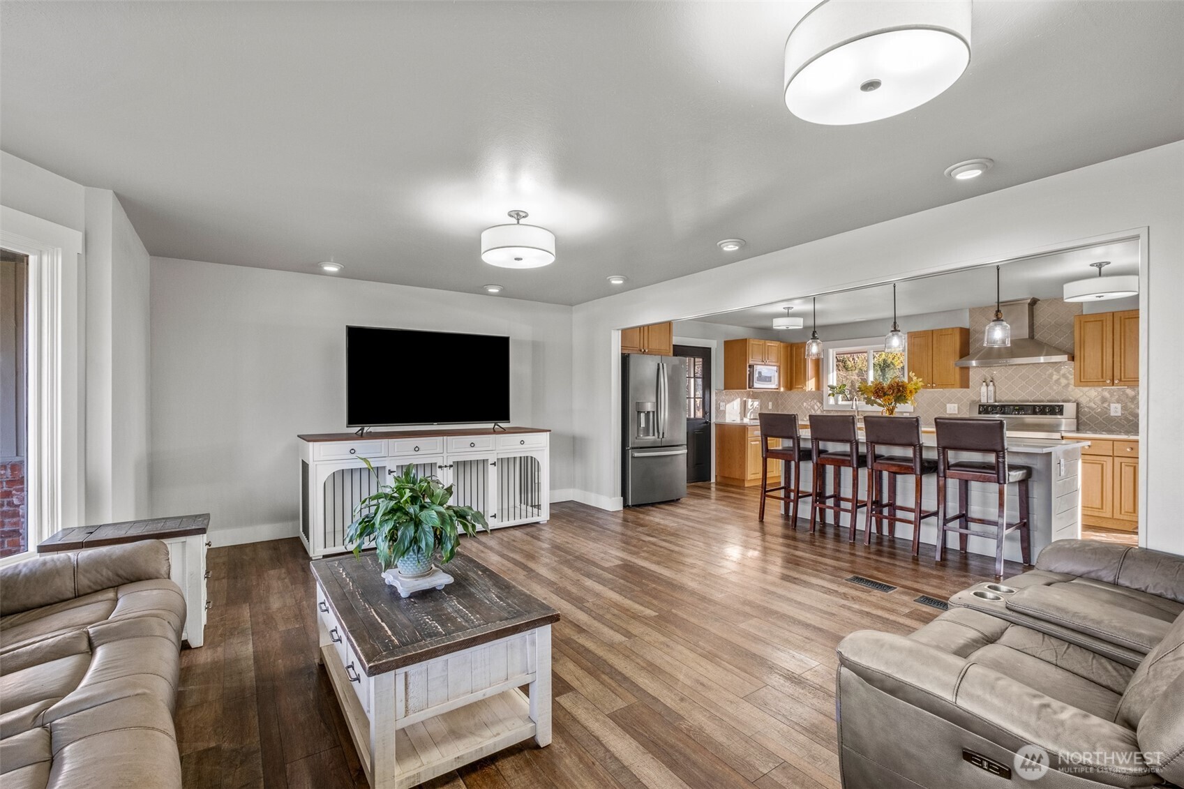 608 H Street Southeast Quincy, WA 98848 - Photo 5 of 32 a living room with furniture and a flat screen tv