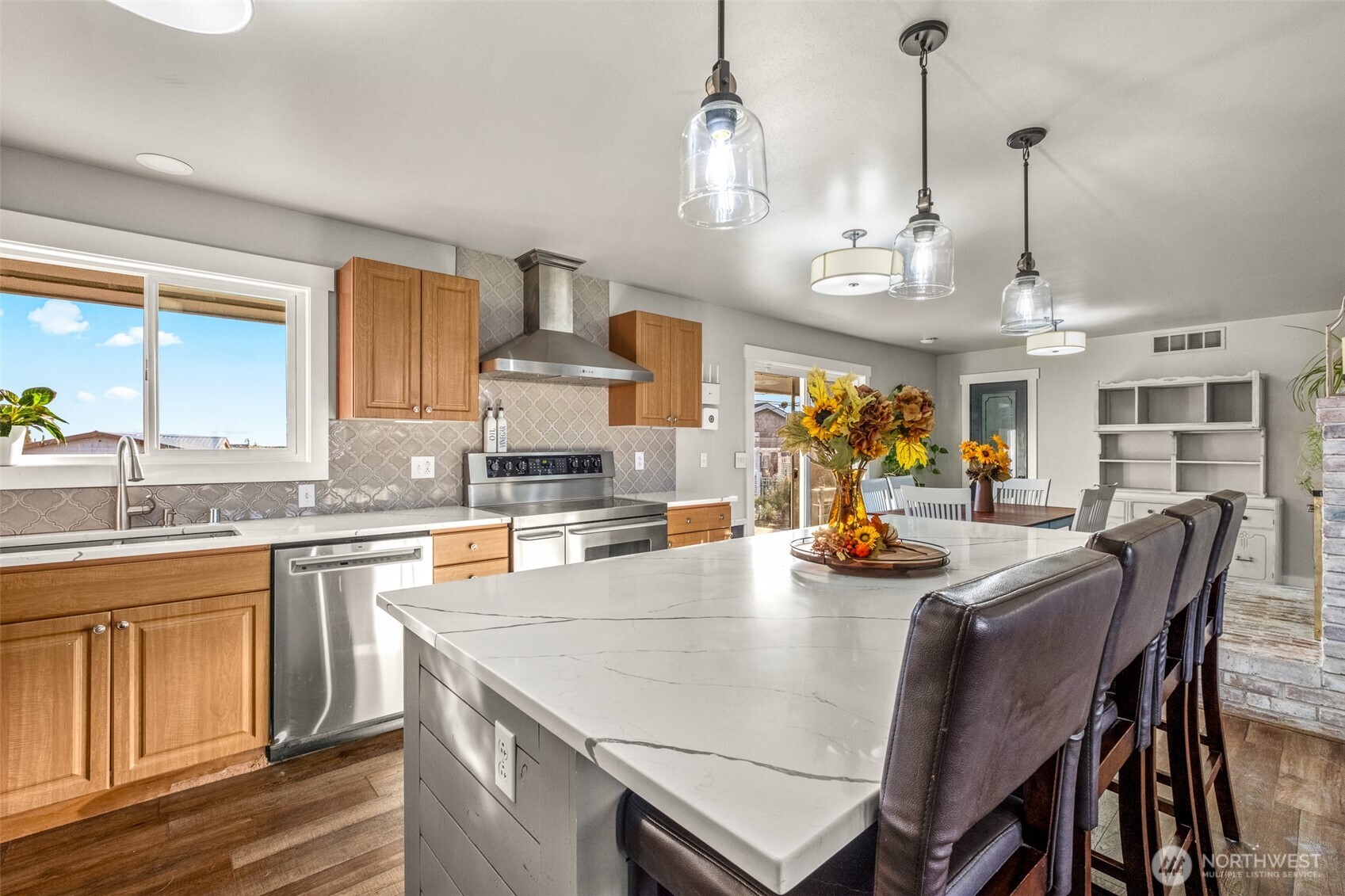 608 H Street Southeast Quincy, WA 98848 - Photo 10 of 32 a dining table with chairs and kitchen view