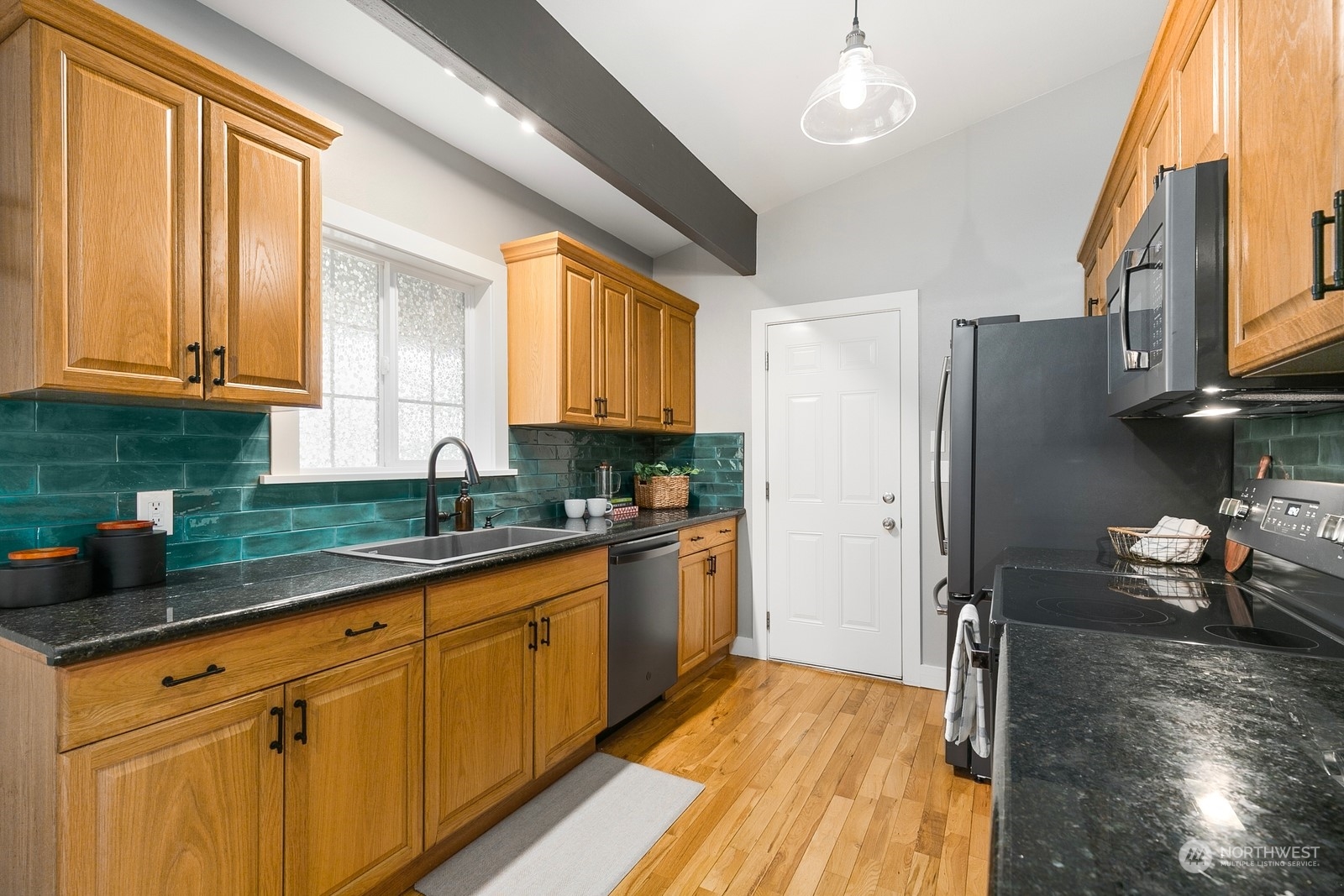 11515 29th Avenue Southwest Seattle, WA 98146 - Photo 11 of 35 Gallery Image 11