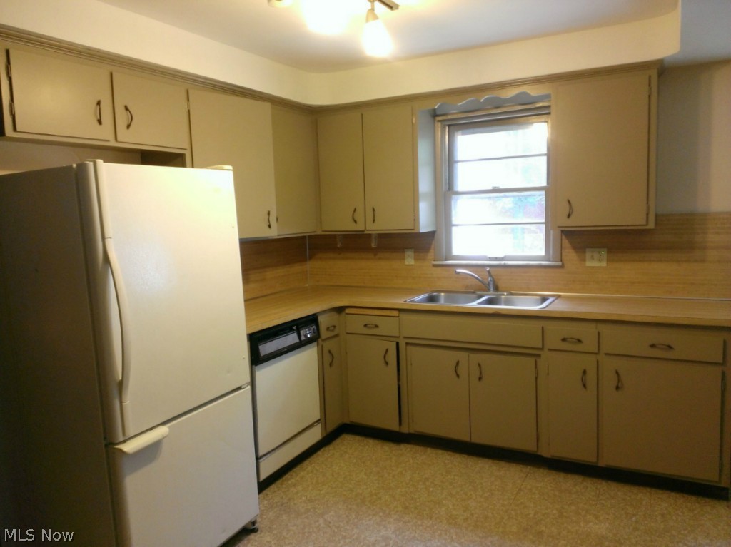 4047 Charlton Road Cleveland, OH 44121 - Photo 5 of 22