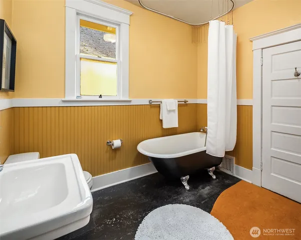 $1,395,000 | 5027 8th Avenue Northeast, Seattle, WA 98105