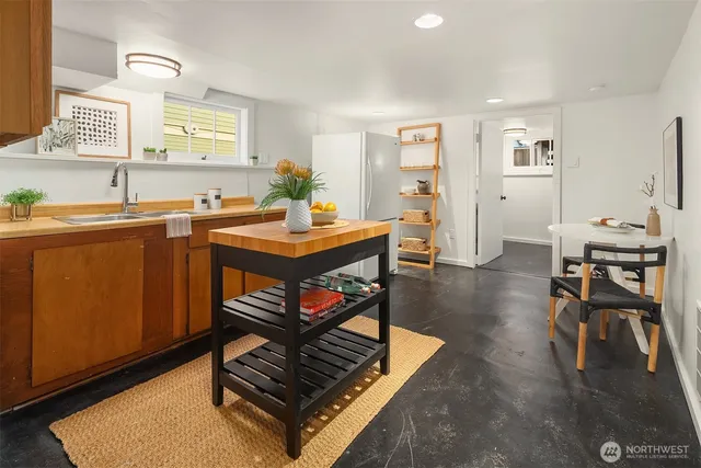 $1,395,000 | 5027 8th Avenue Northeast, Seattle, WA 98105