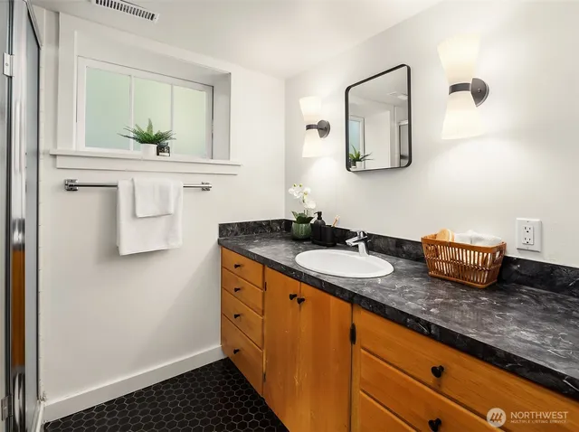 $1,395,000 | 5027 8th Avenue Northeast, Seattle, WA 98105