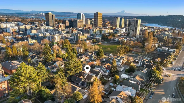 $1,395,000 | 5027 8th Avenue Northeast, Seattle, WA 98105