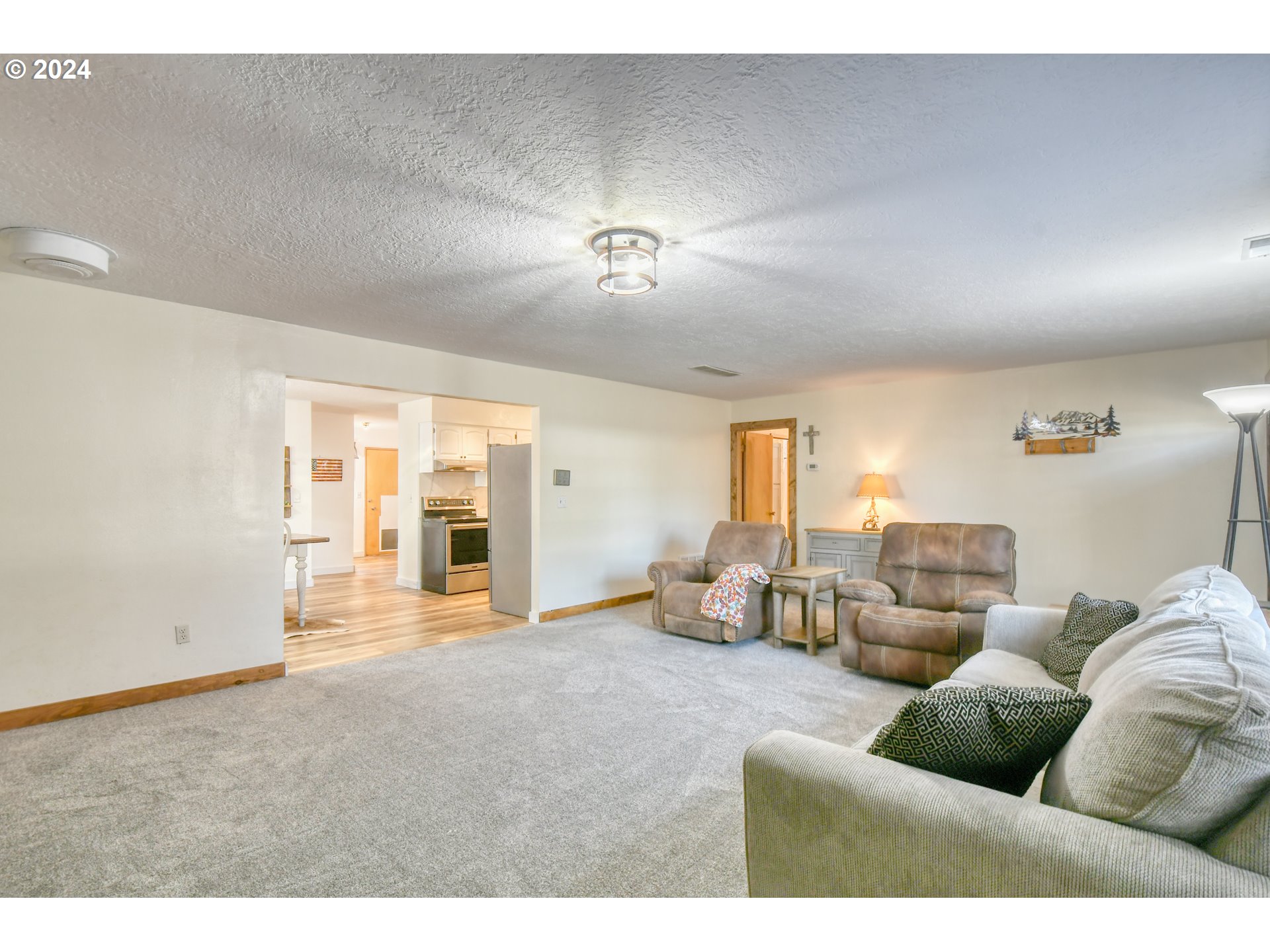 3010 Northeast Riverside Avenue Pendleton, OR 97801 - Photo 12 of 47 a living room with furniture