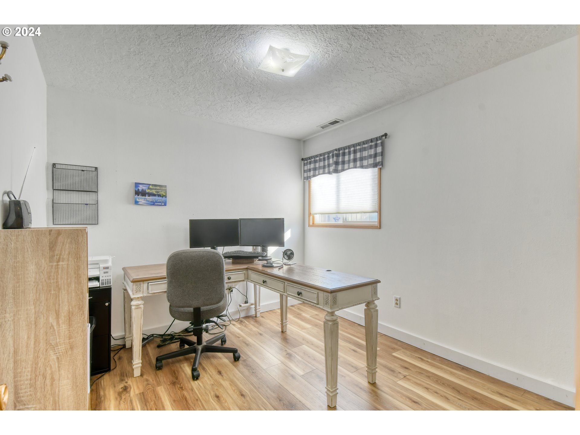 3010 Northeast Riverside Avenue Pendleton, OR 97801 - Photo 37 of 47 a workspace with furniture and window