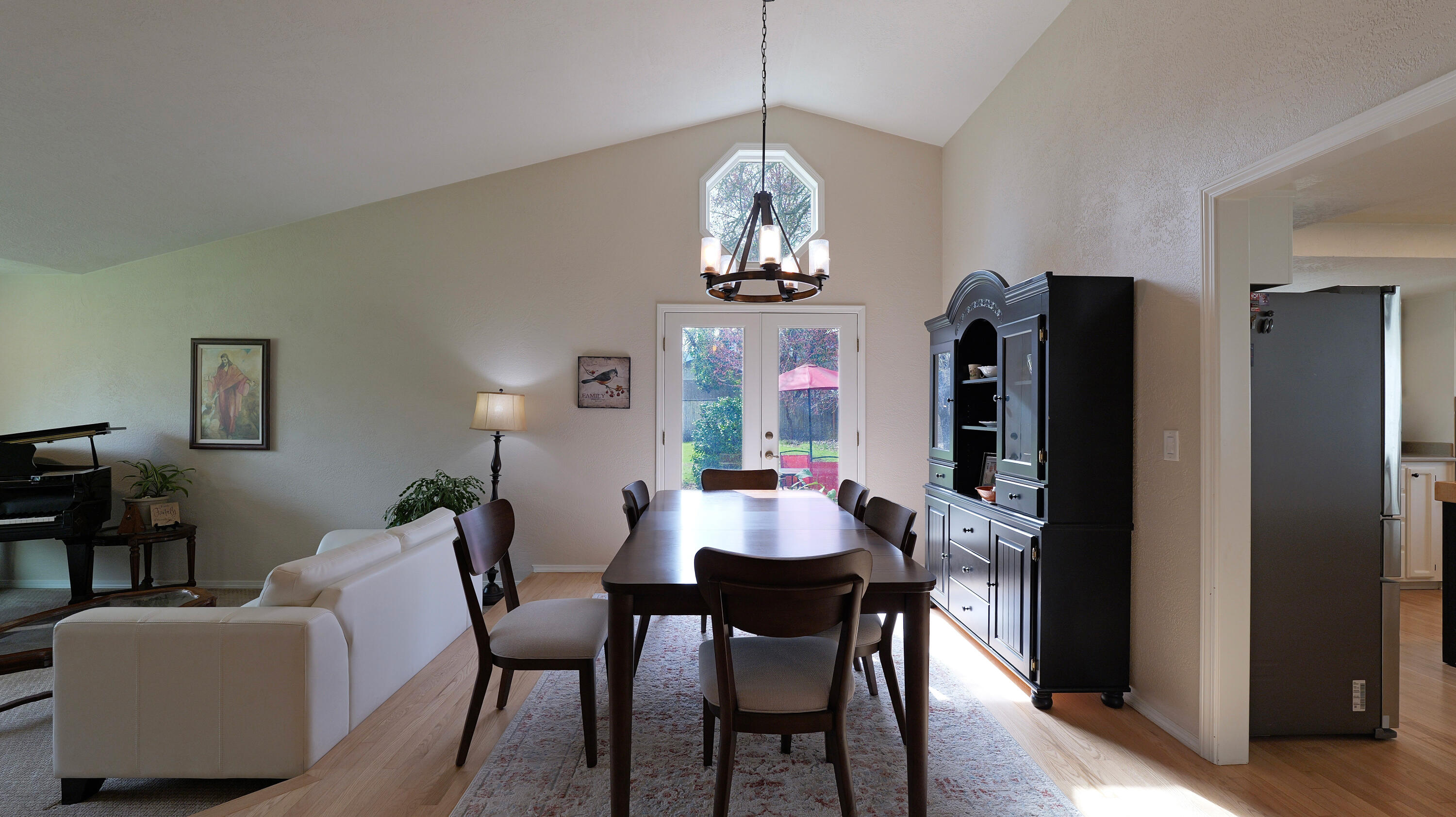 9401 Old Stage Road Central Point, OR 97502 - Photo 17 of 49 Dining Area