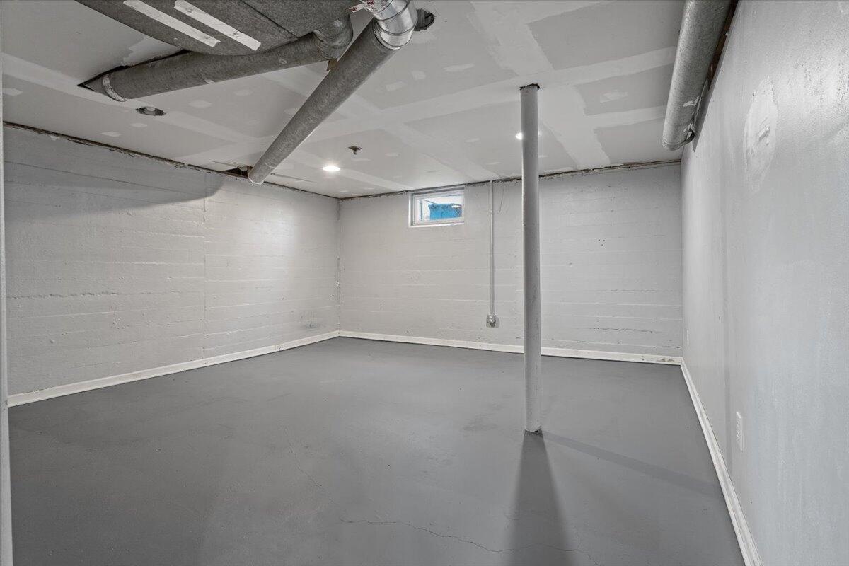 2617 Radford Road Northeast Roanoke, VA 24012 - Photo 23 of 25 an empty room with windows