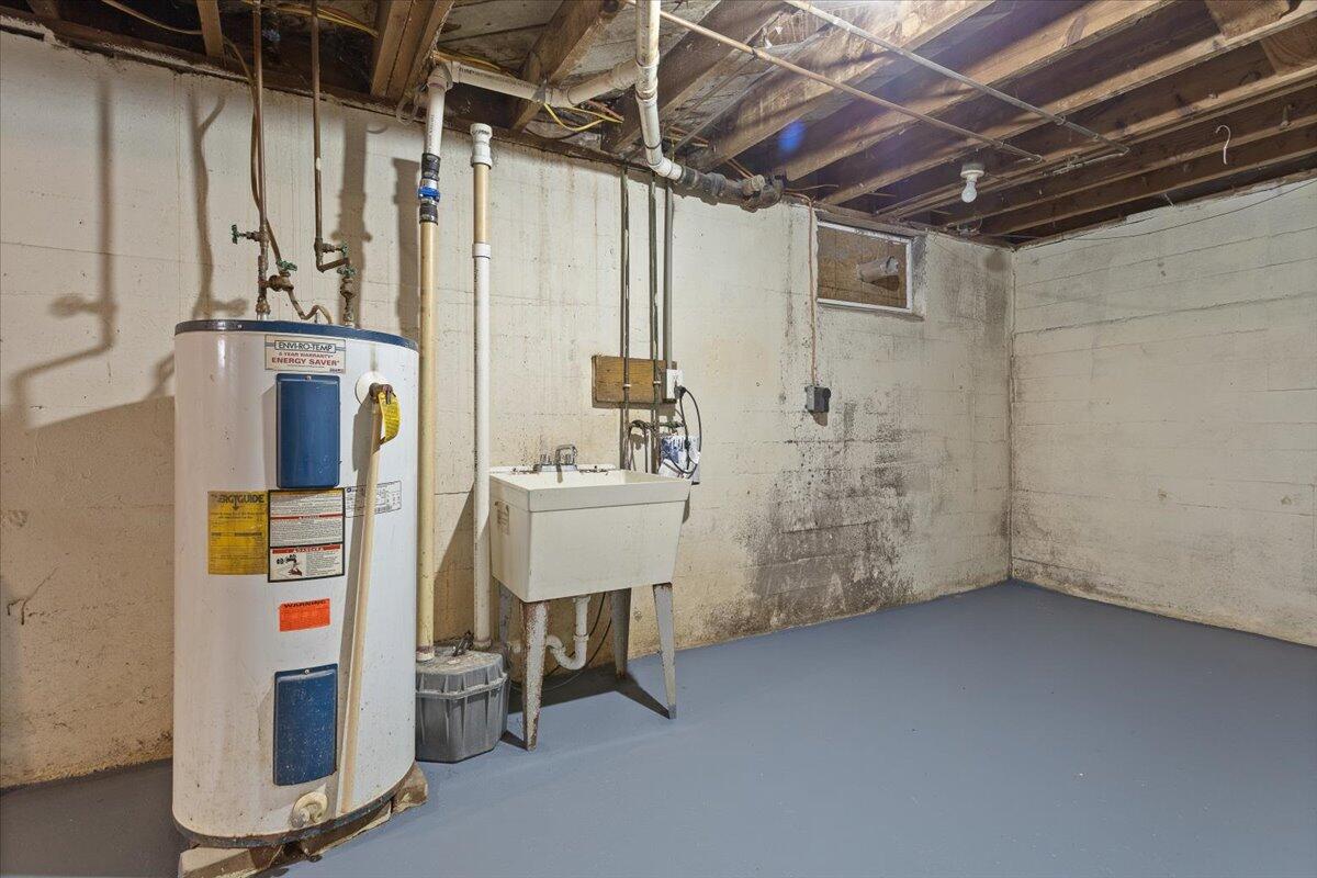 2617 Radford Road Northeast Roanoke, VA 24012 - Photo 24 of 25 a utility room with dryer and washer