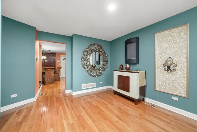 $509,999 | 2571 Essex Drive, Northbrook, IL 60062