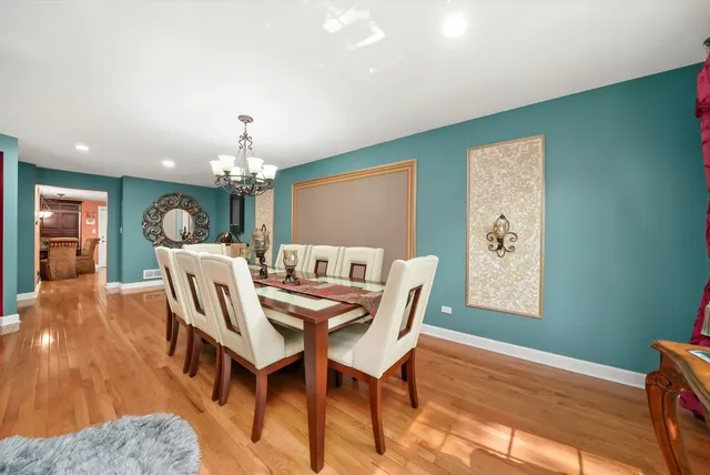 $509,999 | 2571 Essex Drive, Northbrook, IL 60062